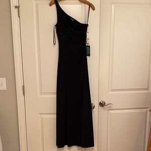 Elegant Black One-Shoulder Evening Dress with Subtle Embellishments